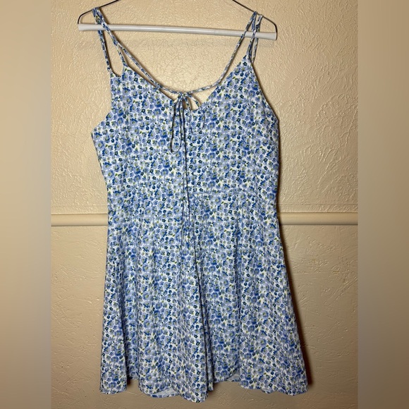 ASOS Glamorous Cami Floral Romper Blue and White Size 10
NWT Adjustable Straps - Picture 4 of 12